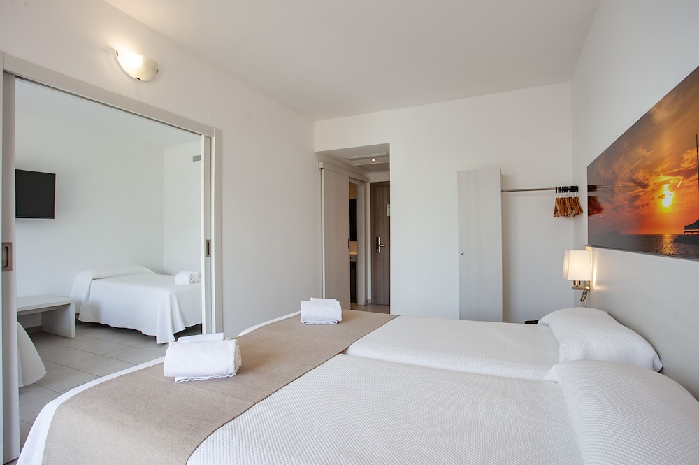 Quadruple Room, Balcony - Photo 13