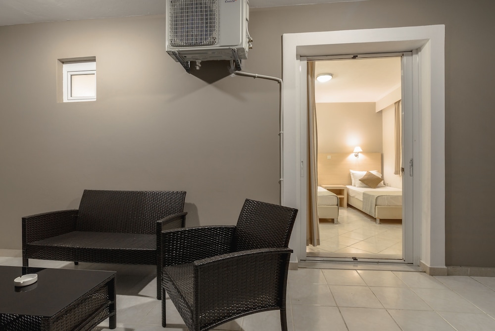Superior Family Room - Photo 8