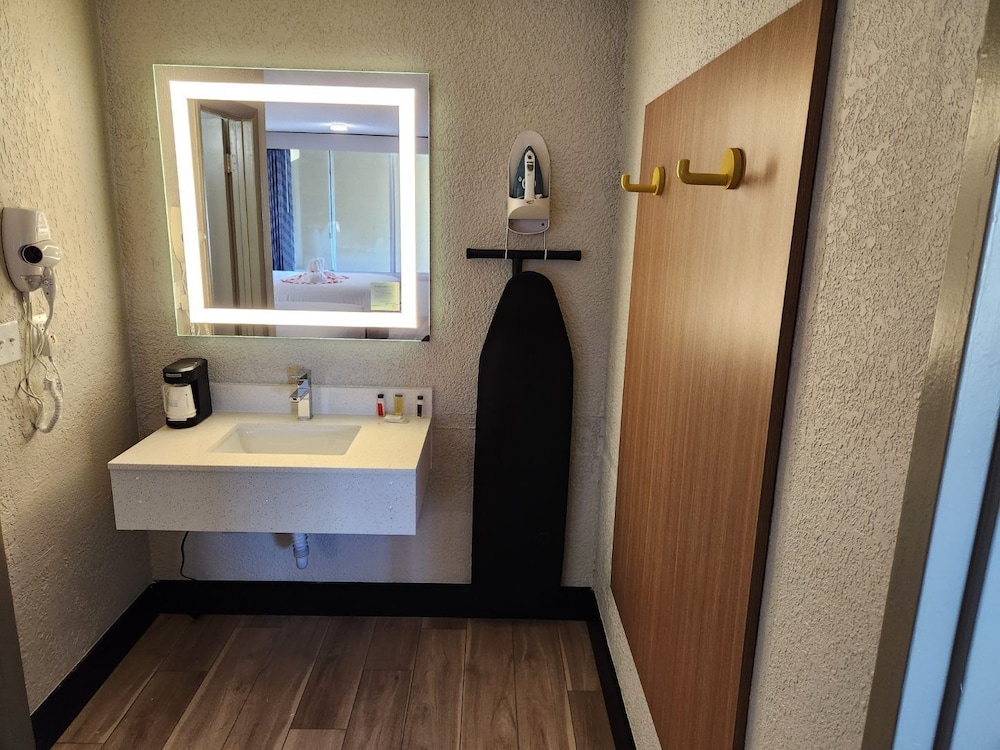 Suite, 2 Queen Beds, Non Smoking photo 2