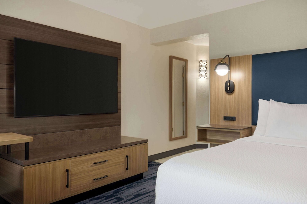 Suite, 1 King Bed, Non Smoking, Pool View - Photo 5