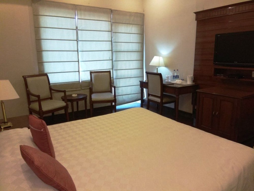 Deluxe Room, 1 King Bed, Valley View
