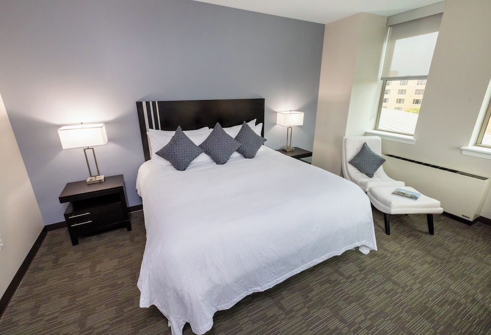 Room, 1 Queen Bed (Platinum Level) - Photo 3
