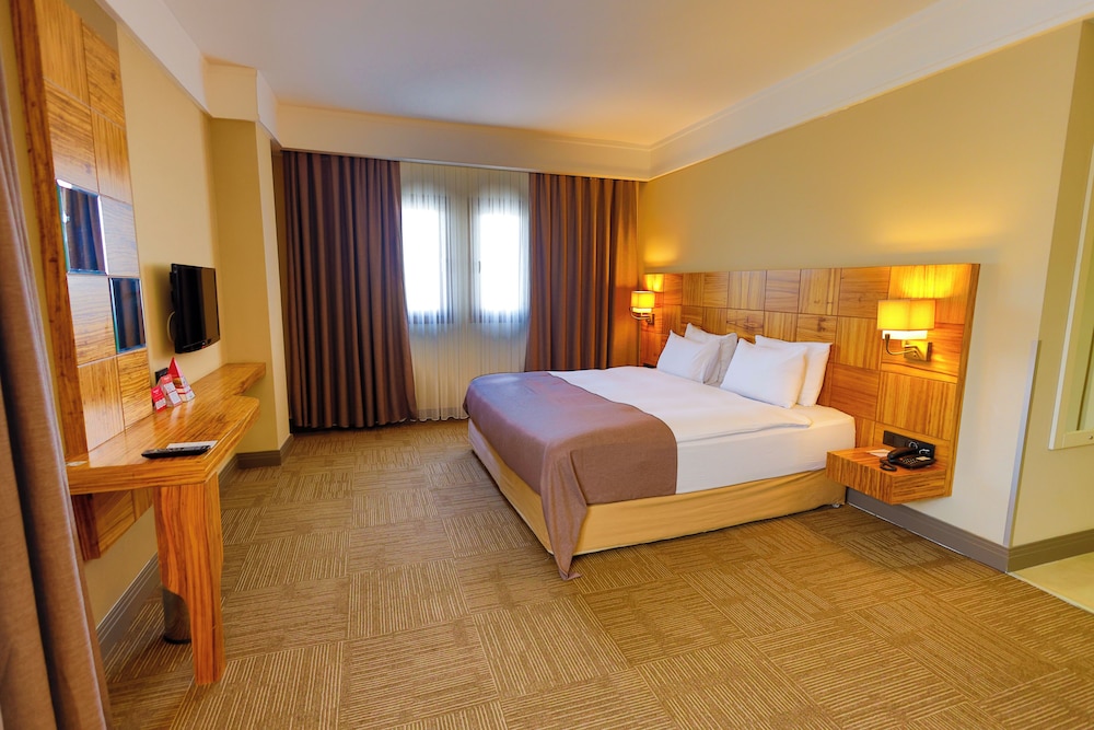 Deluxe Suite, Non Smoking (1 King Bed, 1 Single Bed) photo 3