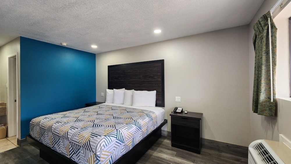 Room, 1 King Bed, Non Smoking, Kitchenette - Photo 8