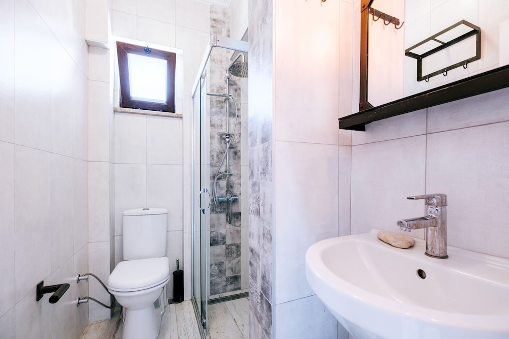 Basic Double Room, 1 Queen Bed, Sea View photo 3