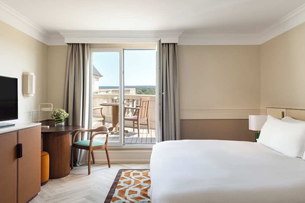 Classic Room, 1 Queen Bed (Furnished Balcony) photo 3