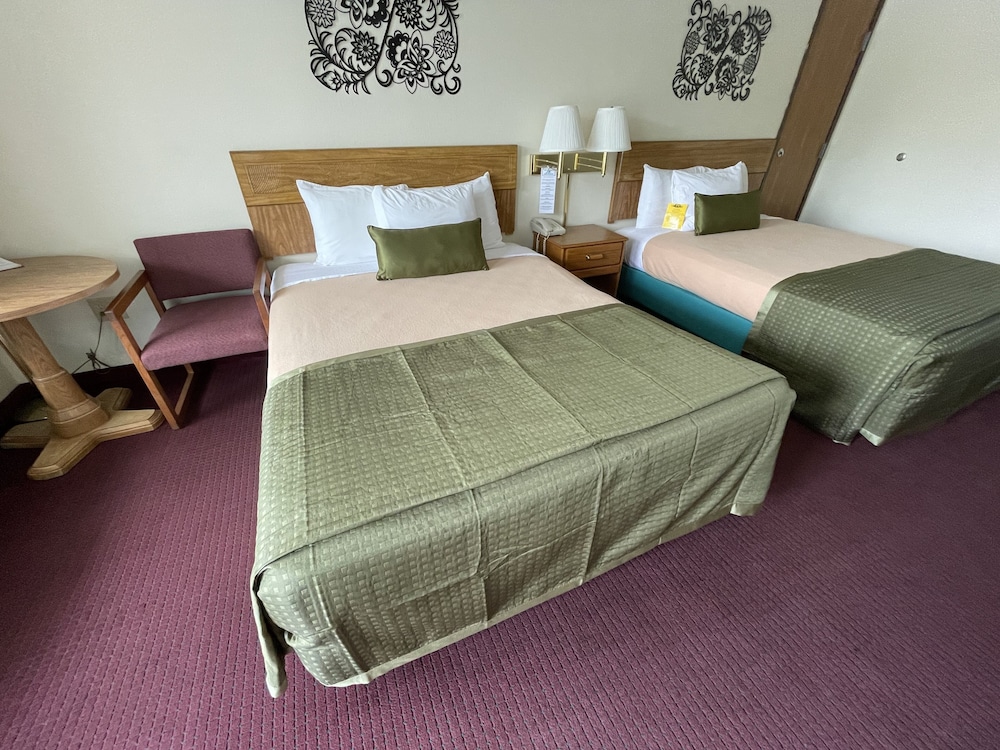 Standard Queen, 2 Beds, Top Floor - Photo 2