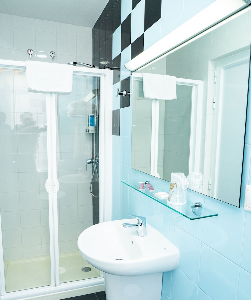 Twin Room - Photo 2