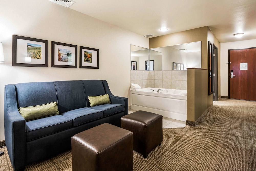 Suite, 1 King Bed with Sofa bed, Non Smoking, Hot Tub - Photo 2