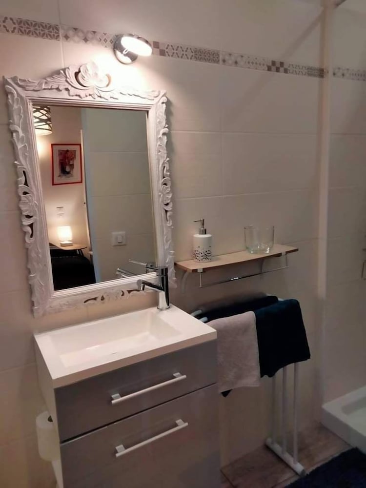 Classic Double Room Single Use, 1 Queen Bed, Private Bathroom photo 3
