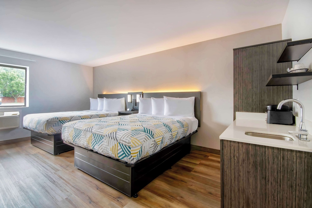 Standard Room, 2 Queen Beds, Non Smoking - Photo 1