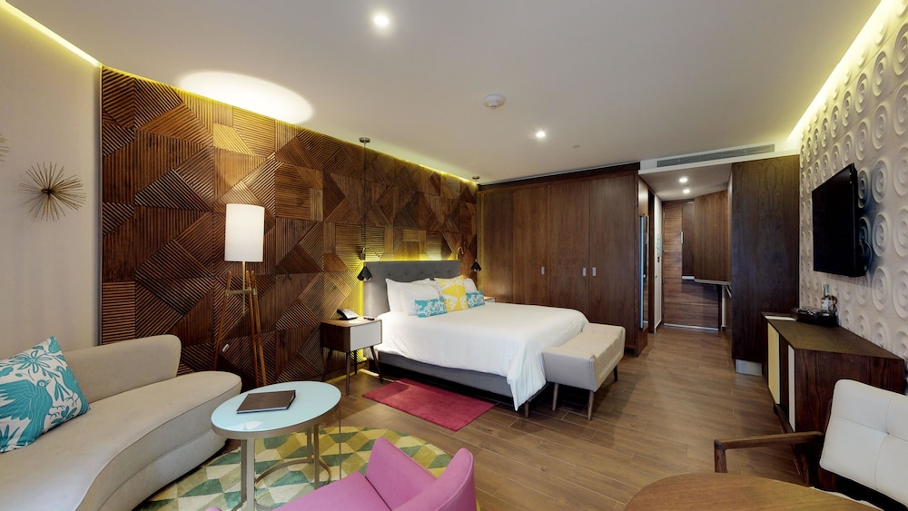 Deluxe Room, 1 King Bed, Courtyard View photo 2