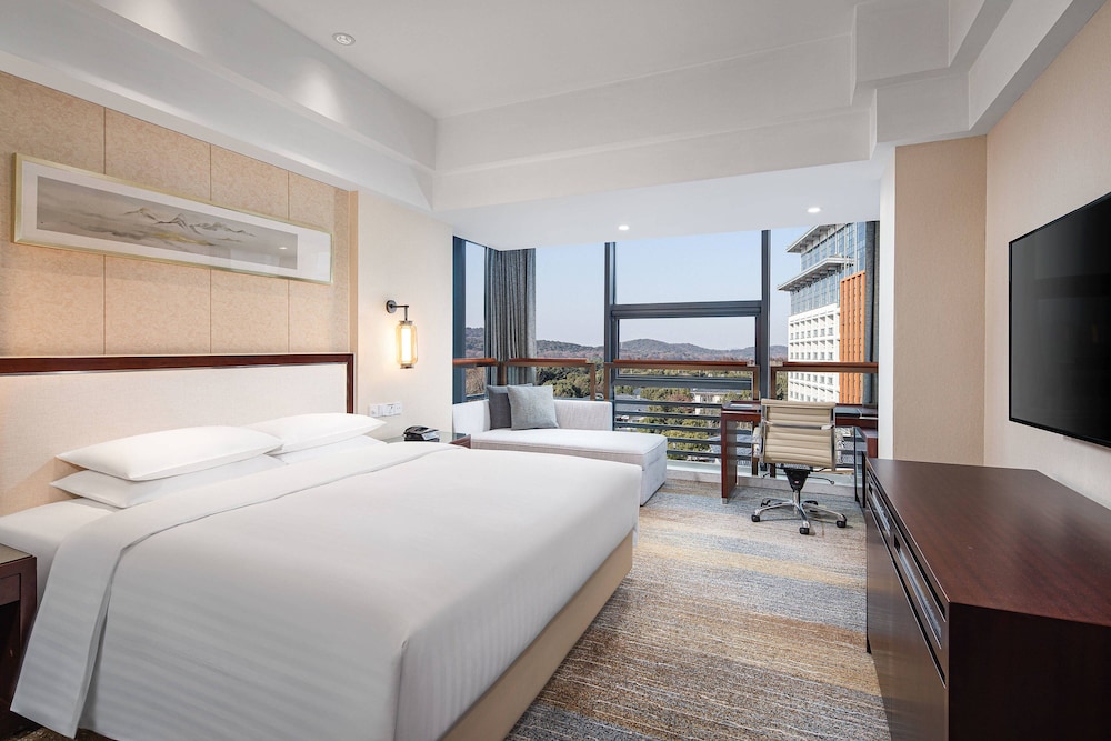 Room, 1 Queen Bed, Garden View - Photo 1