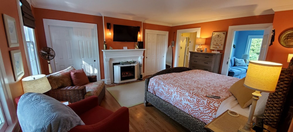 Room, 1 King Bed, Private Bathroom (Milton Room)