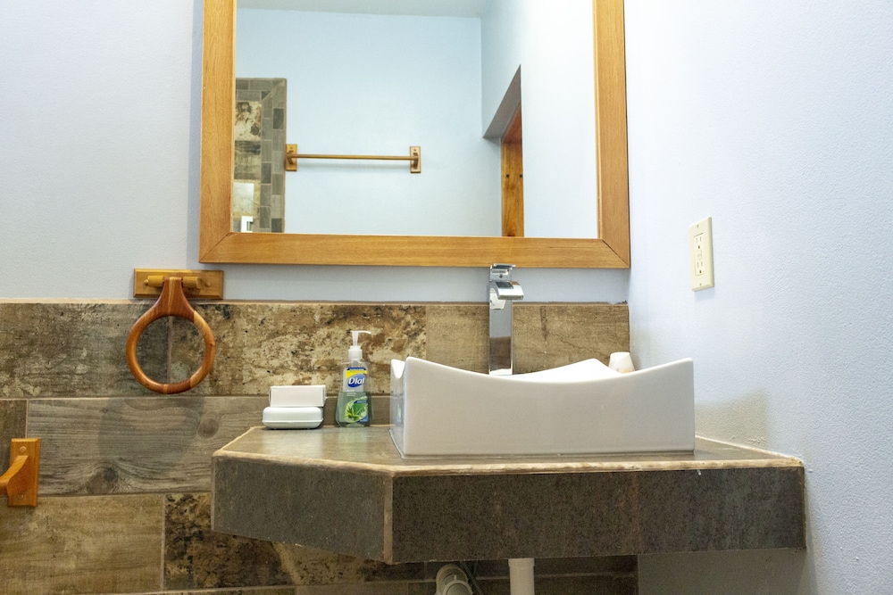 Exclusive Studio Suite, 1 King Bed, Ocean View photo 2