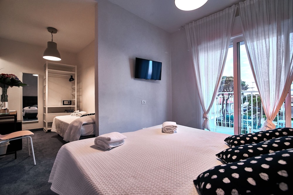 Deluxe Triple Room with partial sea view - Photo 1