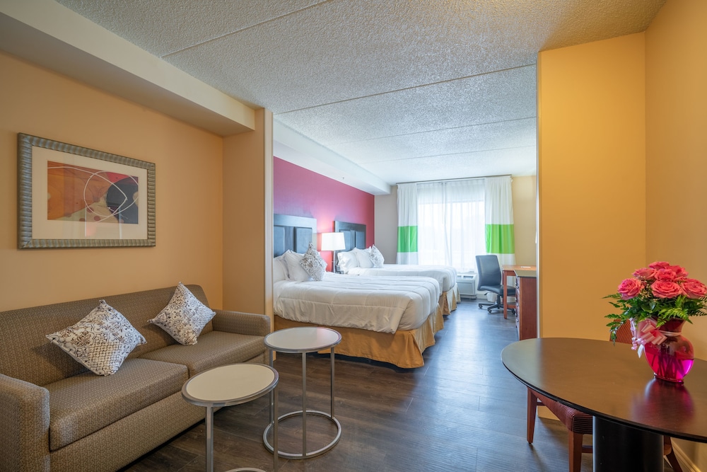 Deluxe Suite, 2 Queen Beds, Non Smoking, Microwave photo 1