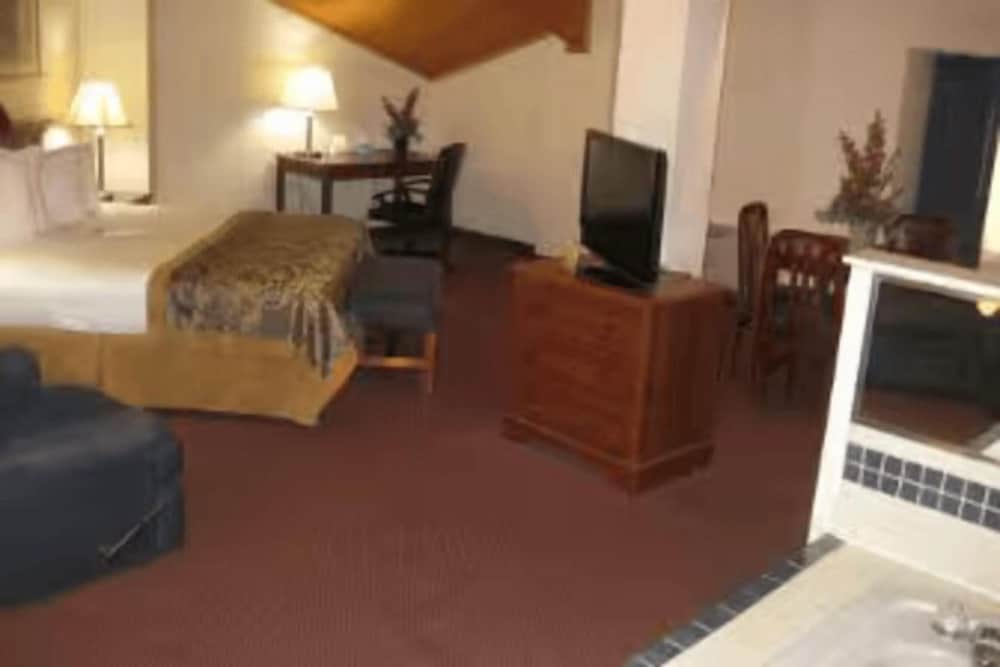 Deluxe Suite, 1 King Bed, Non Smoking, Kitchenette