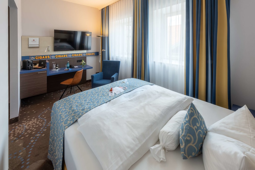 Comfort Room, 1 Queen Bed, Courtyard Area photo 3