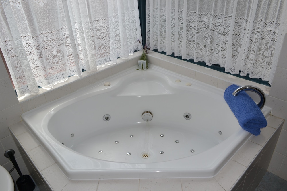One-Bedroom Apartment with Spa Bath - Photo 12