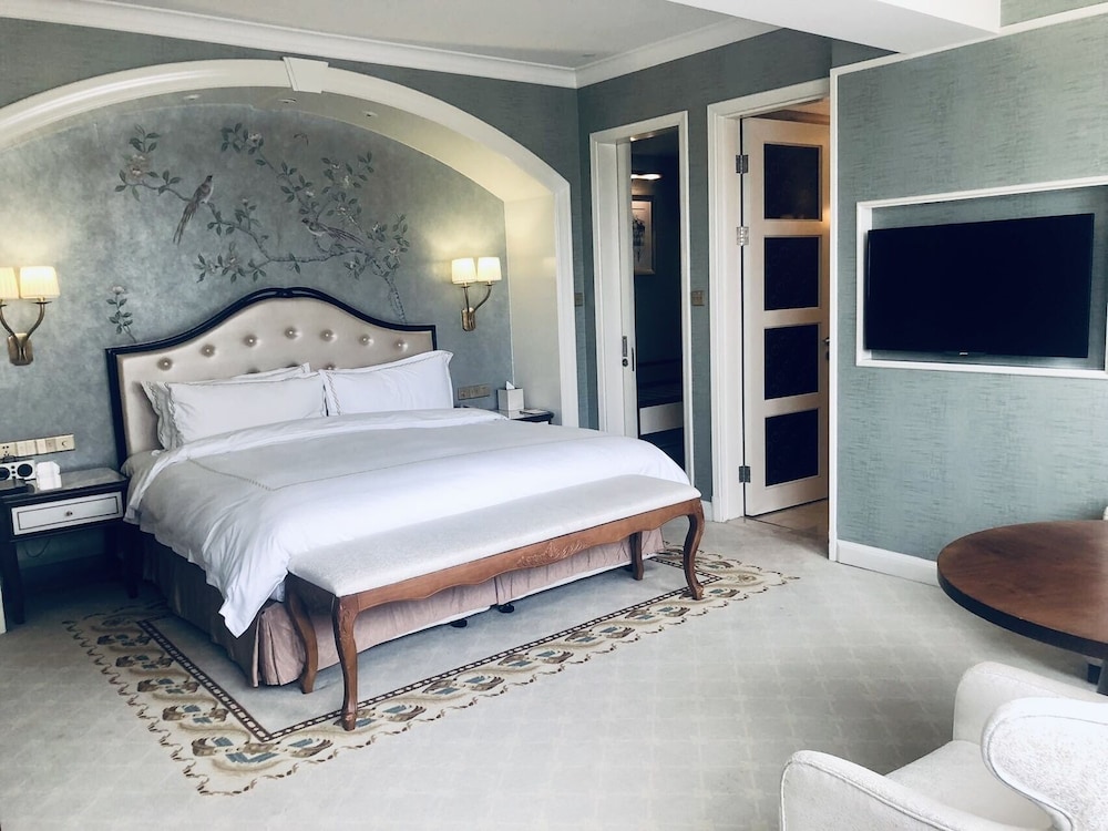 Deluxe King Room photo 1