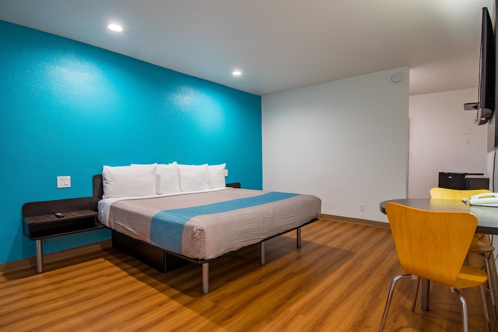 Deluxe Room, 1 King Bed, Non Smoking, Refrigerator