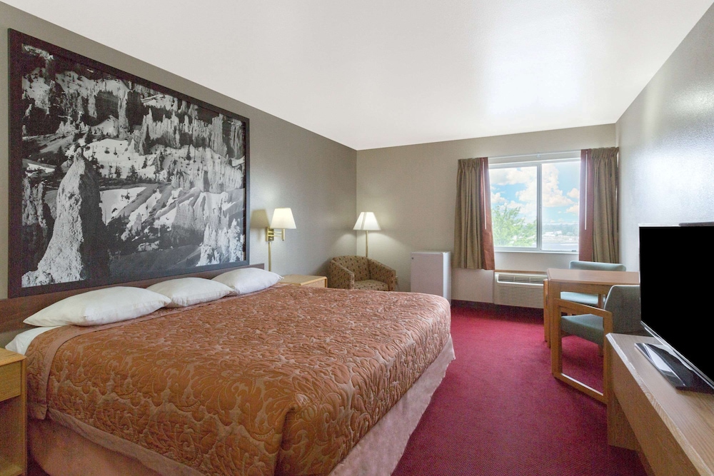 Studio Suite, 1 King Bed (NO PETS)