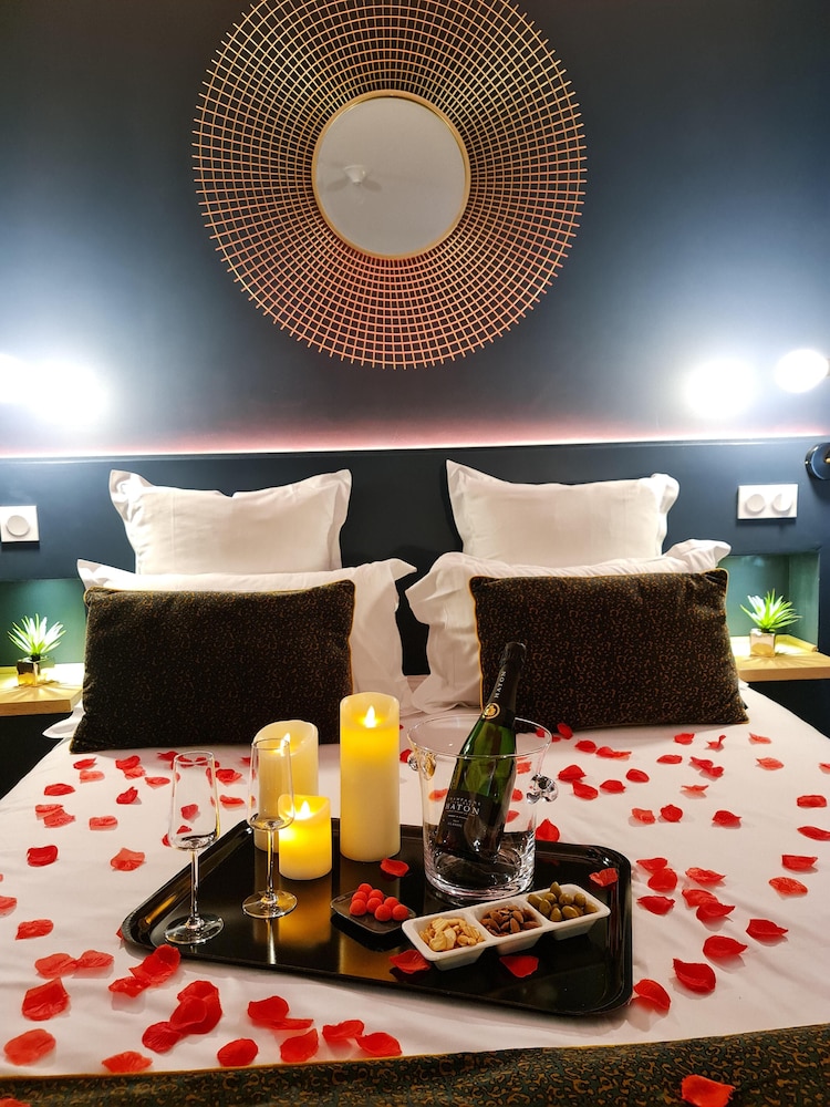 Standard Suite, City View - Photo 11