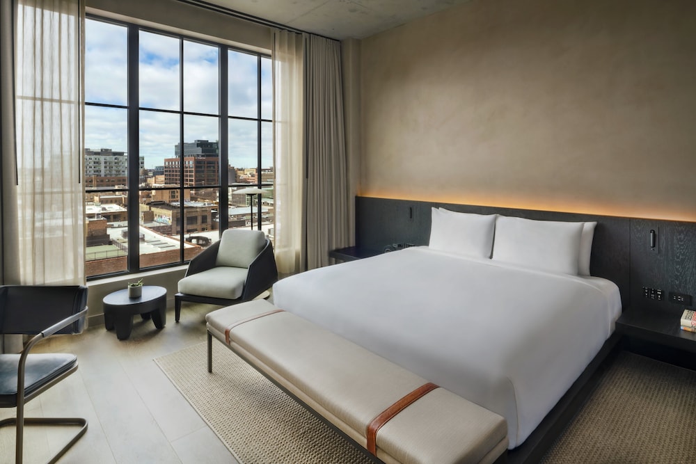 Deluxe Room, 1 King Bed, Accessible - Photo 1