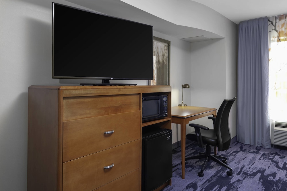 Room, 1 King Bed (Mobility/Hearing Access, Transf Shwr) - Photo 3