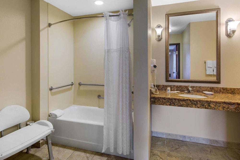 Suite, 1 King Bed with Sofa bed, Non Smoking, Jetted Tub - Photo 2