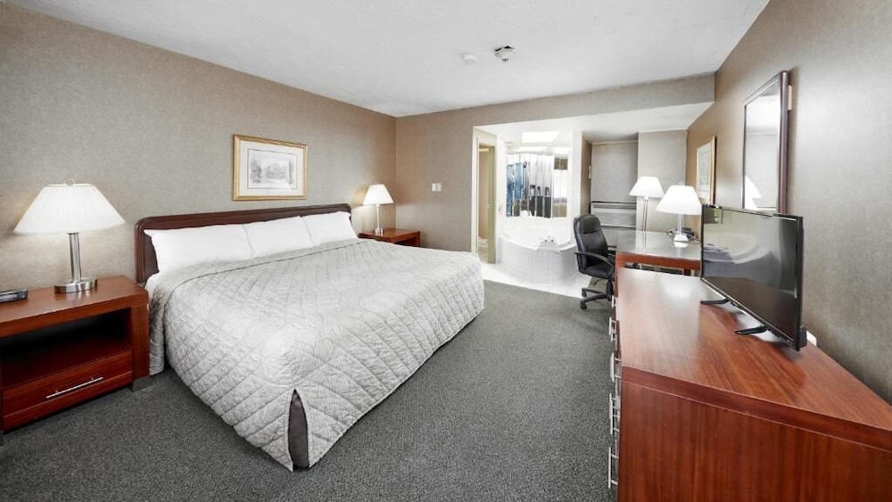 Suite, 1 King Bed, Hot Tub, Courtyard Area