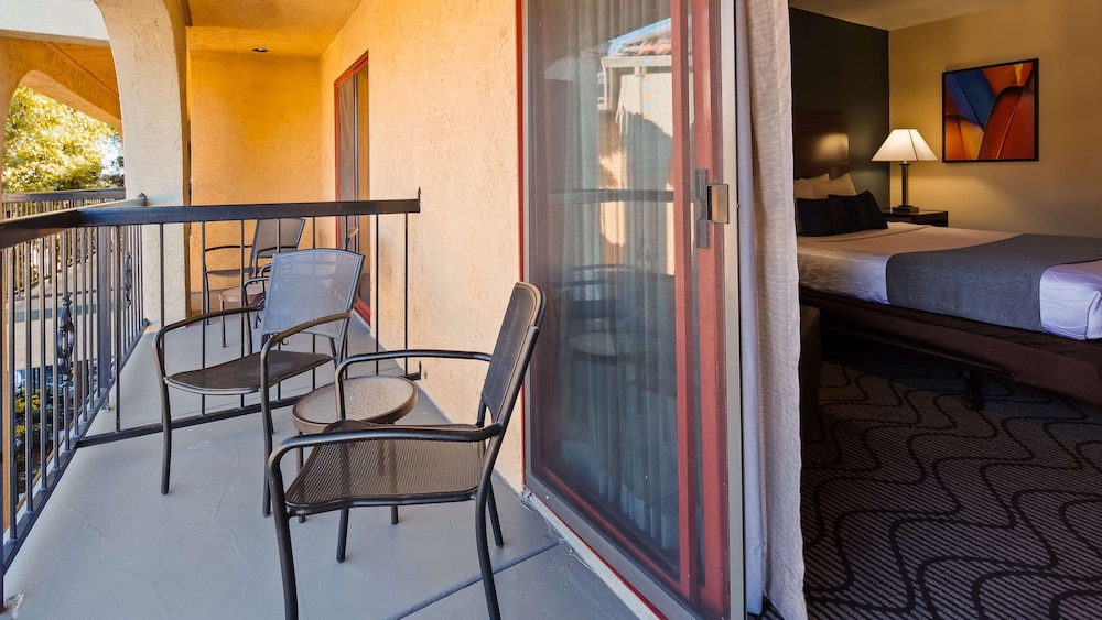 Standard Room, 1 King Bed, Non Smoking, Refrigerator- Pool View - Photo 4