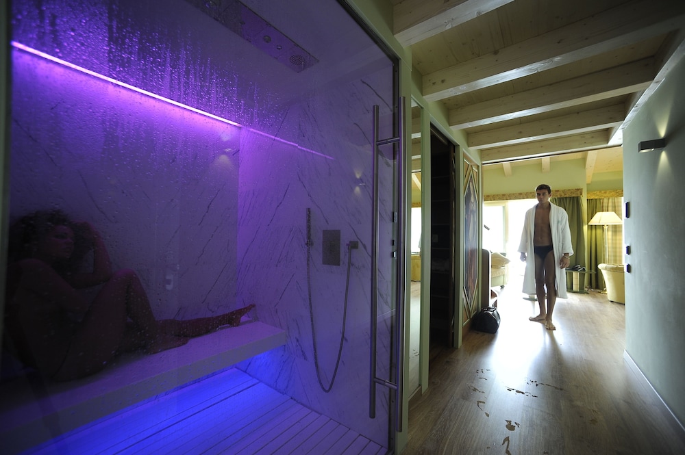 Deluxe Suite, Jetted Tub - Photo 20