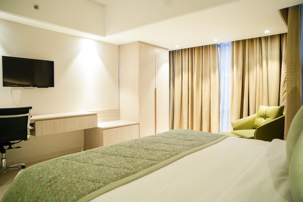 Signature Studio, 1 King Bed photo 2