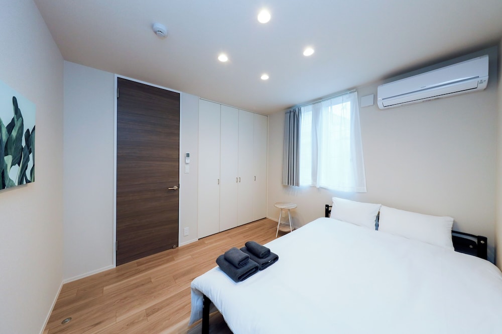 201, 301/Accommodates three-person, Non Smoking photo 1