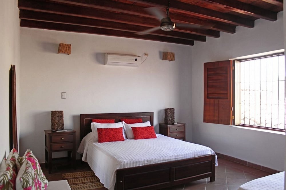 Classic Suite, 1 Queen Bed, Courtyard View photo 1