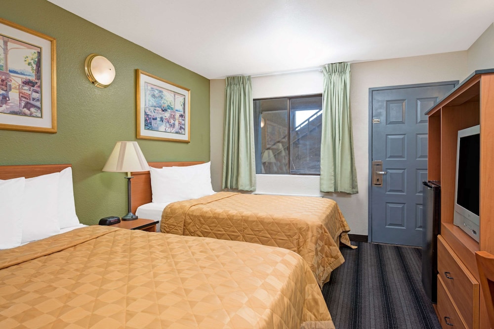 Standard Room, 2 Queen Beds - Photo 2