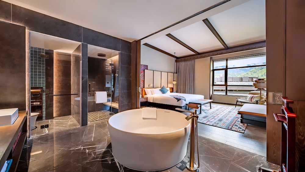 1 Bedroom Suite Dining Meeting photo 1