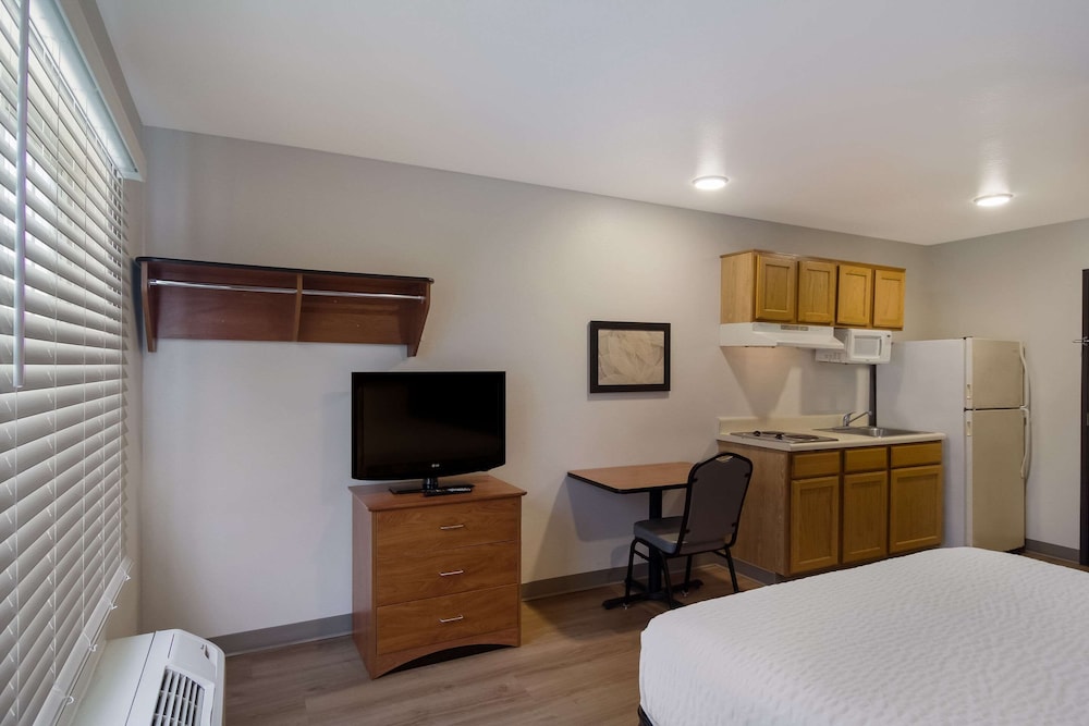 Standard Room, 1 Double Bed, Accessible, Non Smoking (Roll-in Shower) photo 3