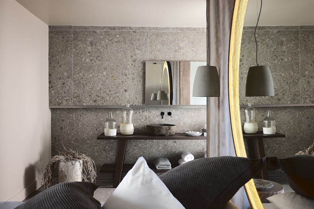 Elegant Suite with HEATED Sharing Pool (2 Adults) photo 3