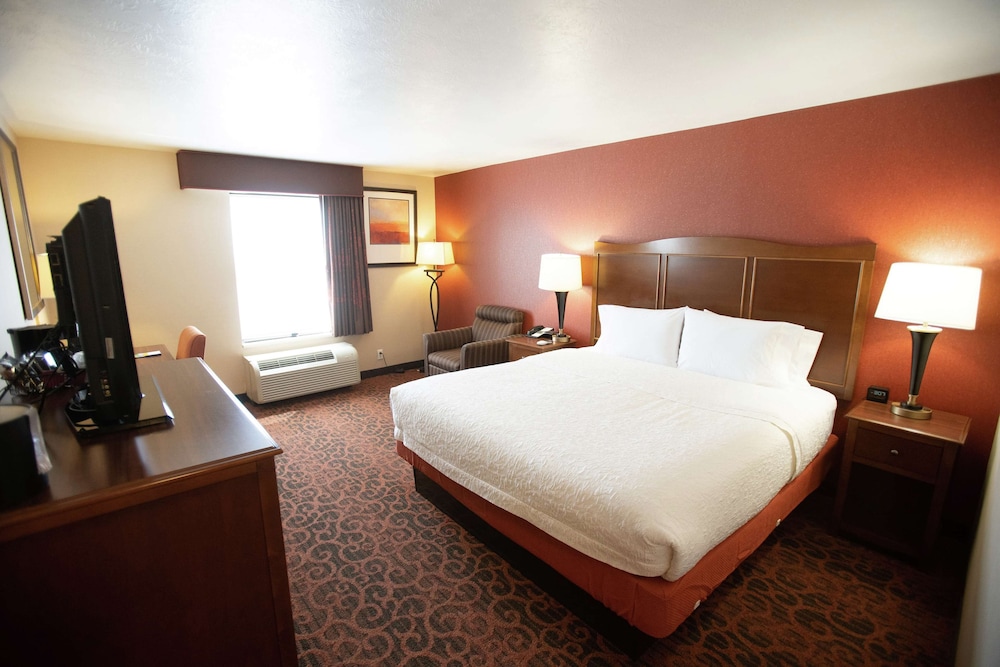 Standard Room, 1 King Bed, Non Smoking - Photo 2