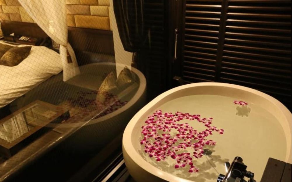 Deluxe Room, Smoking thumbnail 6