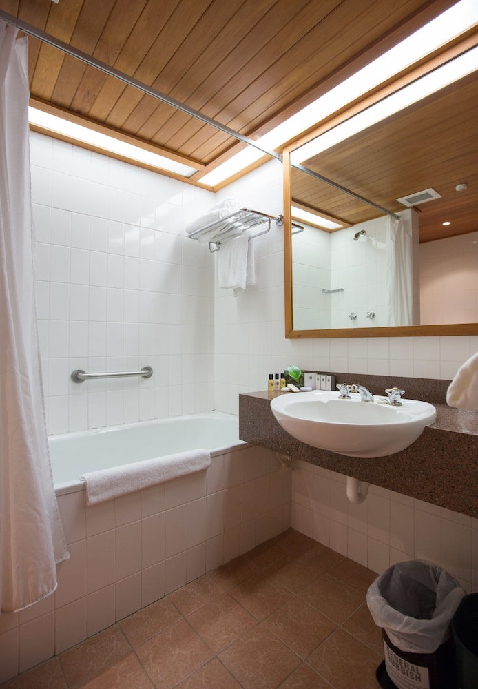 Premium Room, 1 King Bed - Photo 4