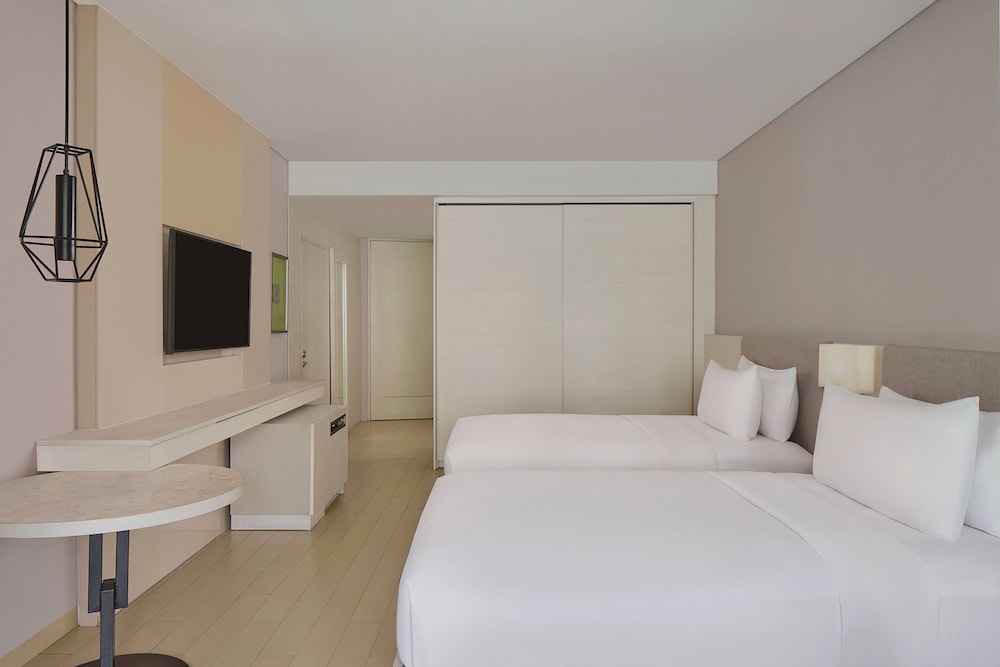 Room, 2 Twin Beds, Balcony, Pool View thumbnail 5