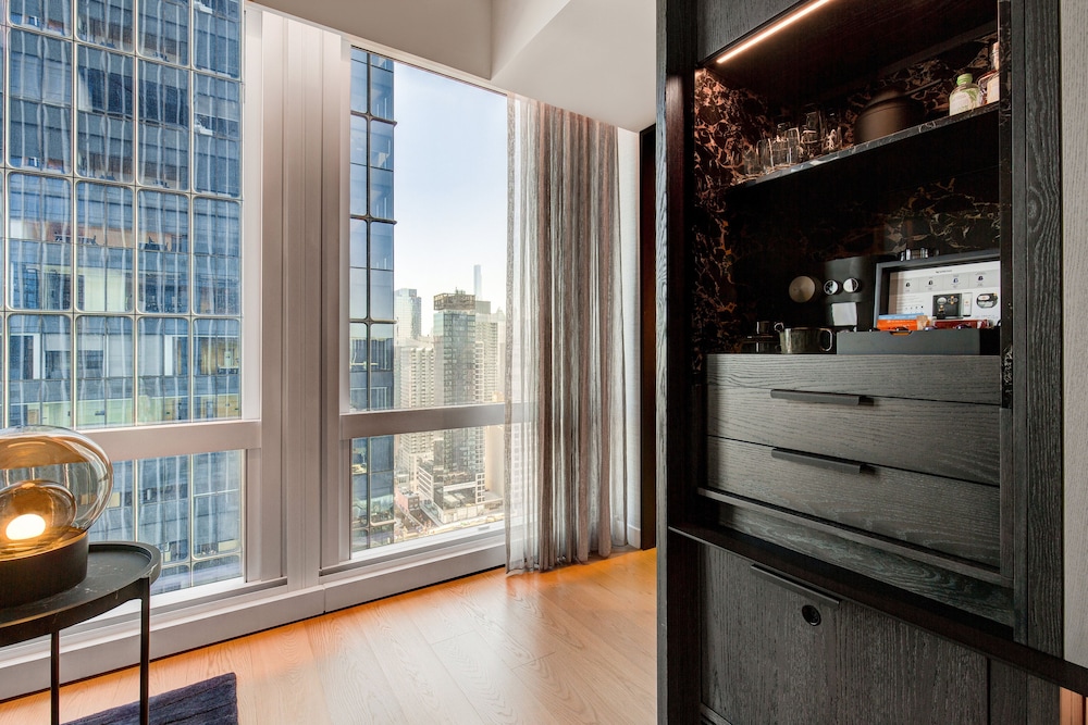 Deluxe Suite, 2 Bedrooms, City View, Corner (1 King Bed and 2 Double Beds)