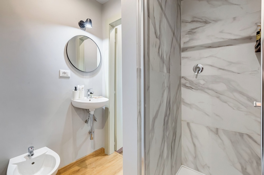 Premium Triple Room, 1 Queen Bed with Sofa bed, Bathtub, City View photo 2