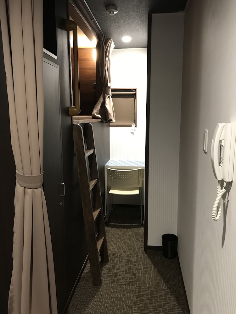 Unisex Capsule Room Upper Row photo 3