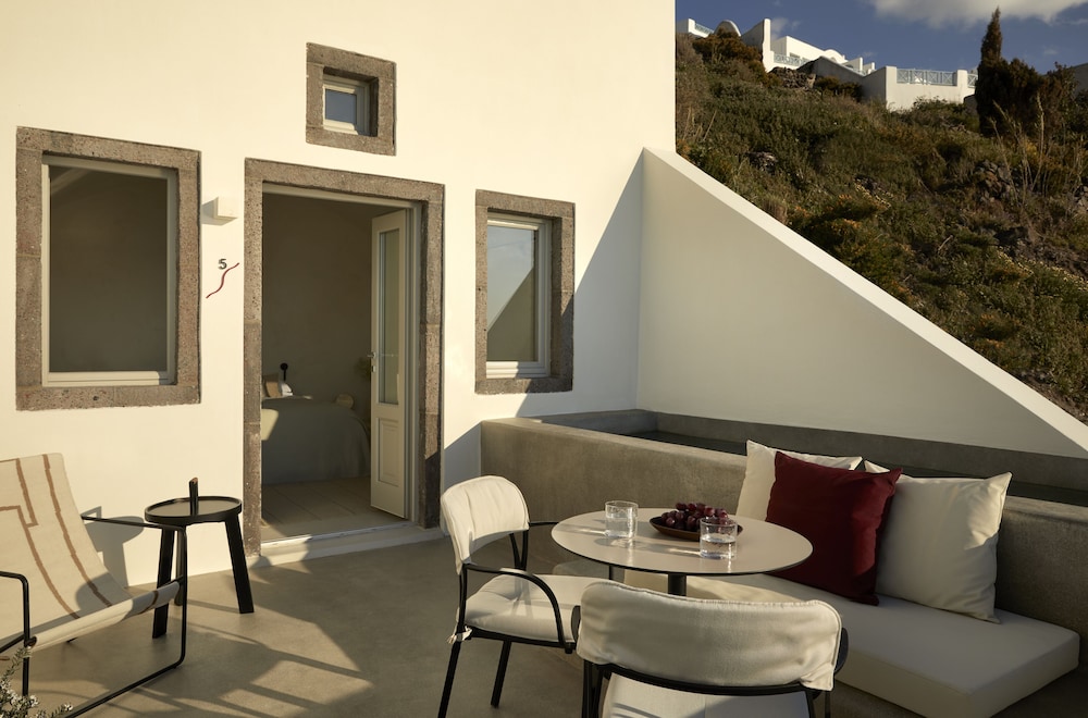 Serenity Suite with Plunge Pool and Caldera View - Photo 5
