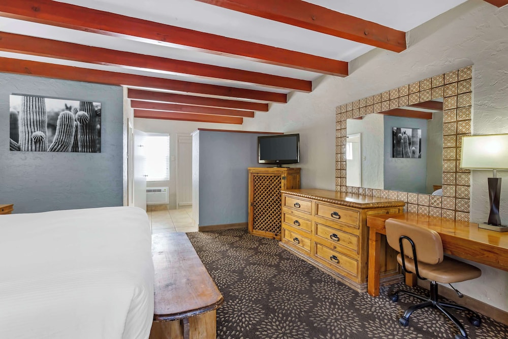Standard Room, 1 King Bed, Non Smoking, Refrigerator & Microwave photo 3